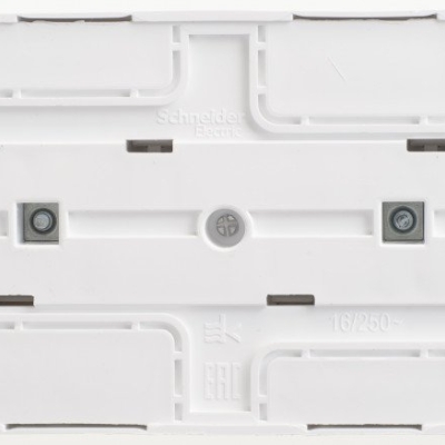 Розетка 3-м ОП Этюд 16А IP20 250В с заземл. без защ. шторок бел. SE PA16-011B